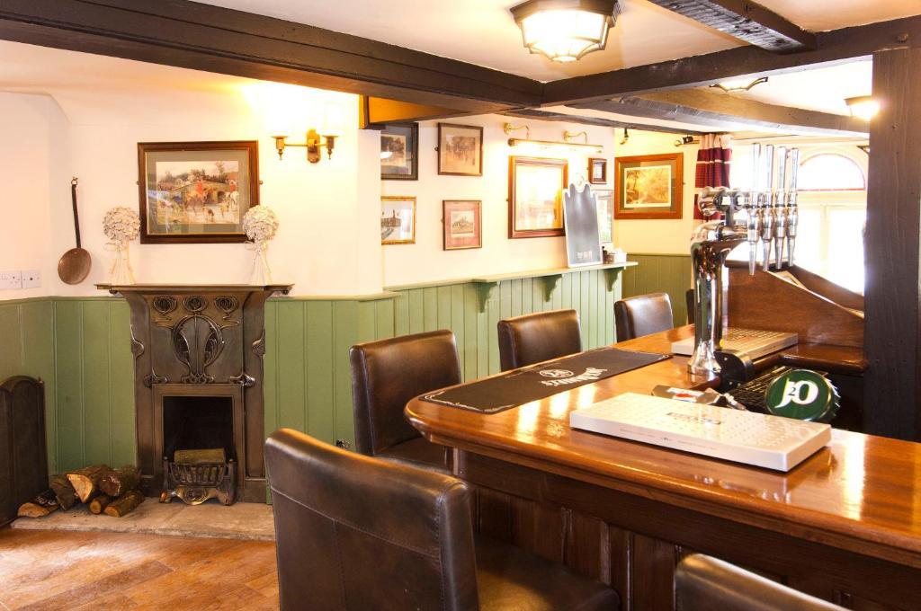 Отель The George & Horn Near Newbury Kingsclere Экстерьер фото