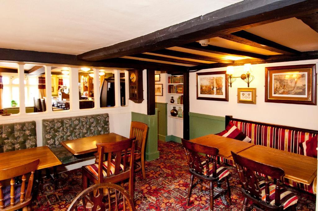 Отель The George & Horn Near Newbury Kingsclere Экстерьер фото