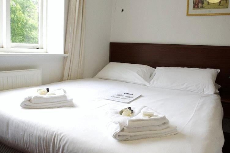 Отель The George & Horn Near Newbury Kingsclere Экстерьер фото